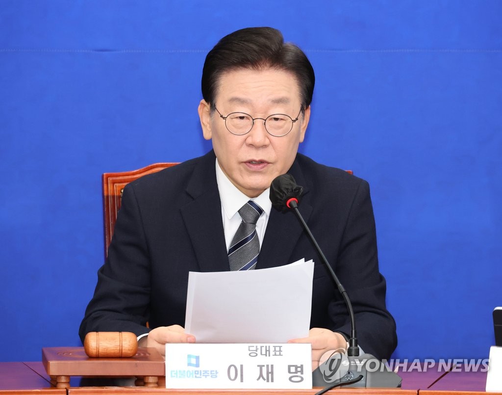 El legislador Lee Jae-myung, líder de la principal oposición, el DP, habla en la reunión del Consejo Supremo del partido, el 30 de enero de 2023, en la Asamblea Nacional, en Seúl.