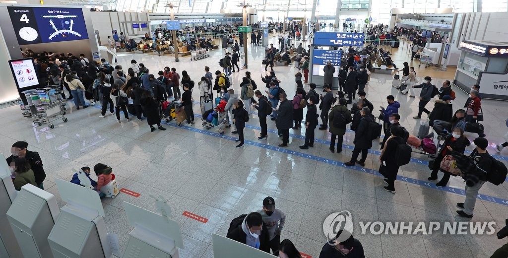 실내마스크 해제 첫날, 붐비는 공항