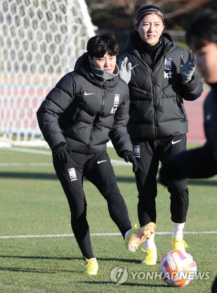Ji So-yun (L), midfielder for the South Korean women's national football team, trains at Munsu Football Stadium in Ulsan, some 310 kilometers southeast of Seoul, on Jan. 30, 2023. (Yonhap)