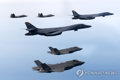 Bombardier B-1B et chasseurs furtifs