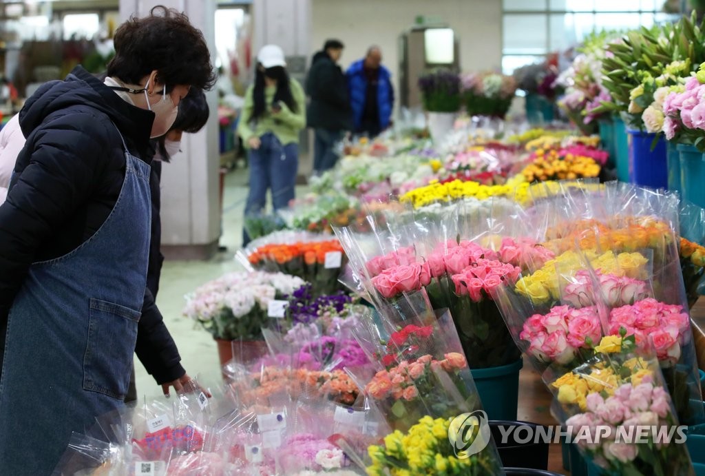 '꽃시장 활기' 다가온 졸업시즌