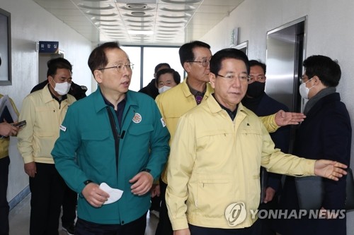 '청보호' 구조 선원 3명 육지로 이송…병원 치료 예정