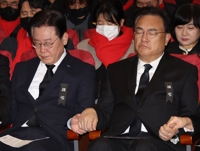 손 잡고 함께 기도하는 정진석·이재명