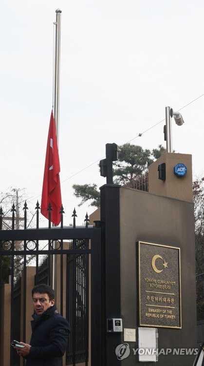 Bandera a media asta en la Embajada de Turquía