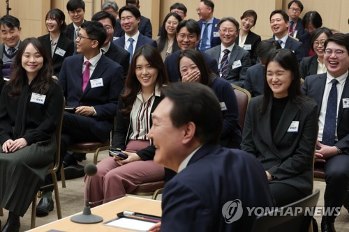 Yoon meets gov't officials