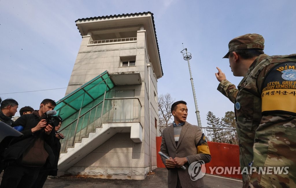 폐쇄된 초소 설명하는 미군