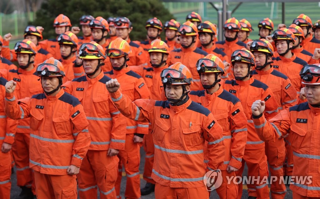 Un equipo surcoreano de rescate promete sus máximos esfuerzos, el 7 de febrero de 2023, en la Sede de Rescate Nacional 119, en Namyangju, a unos 30 kilómetros al este de Seúl, antes de dirigirse a Turquía, azotada por un reciente terremoto catastrófico.