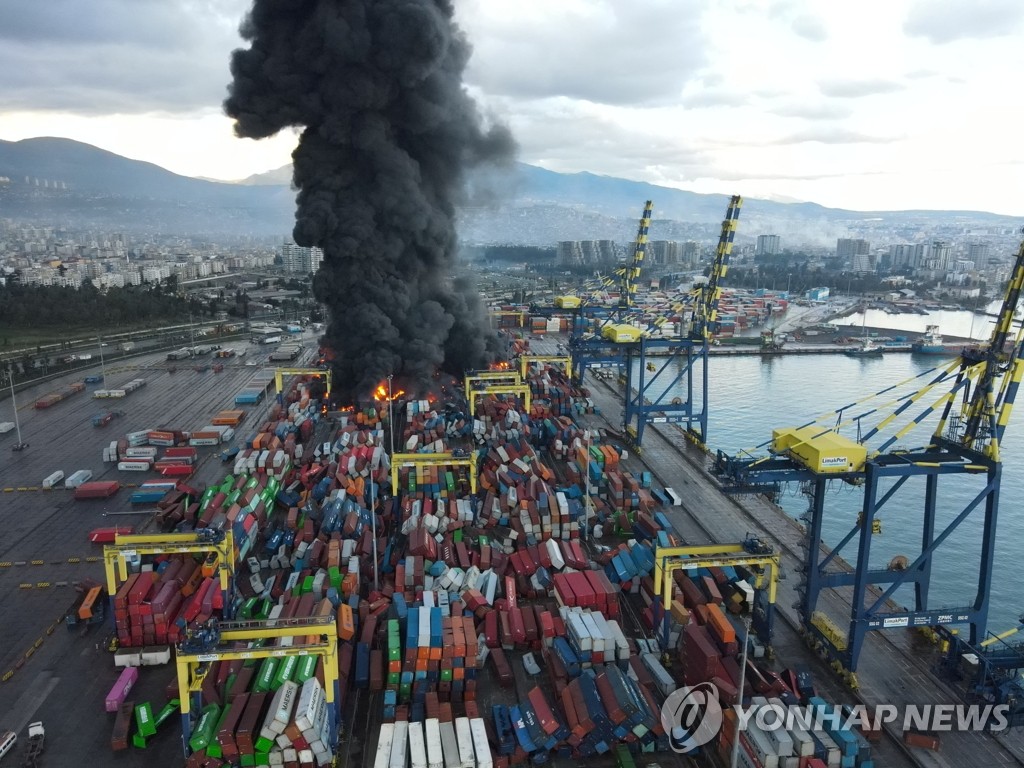 '규모 7.8 강진' 검은 연기 피어오르는 튀르키예 항구
