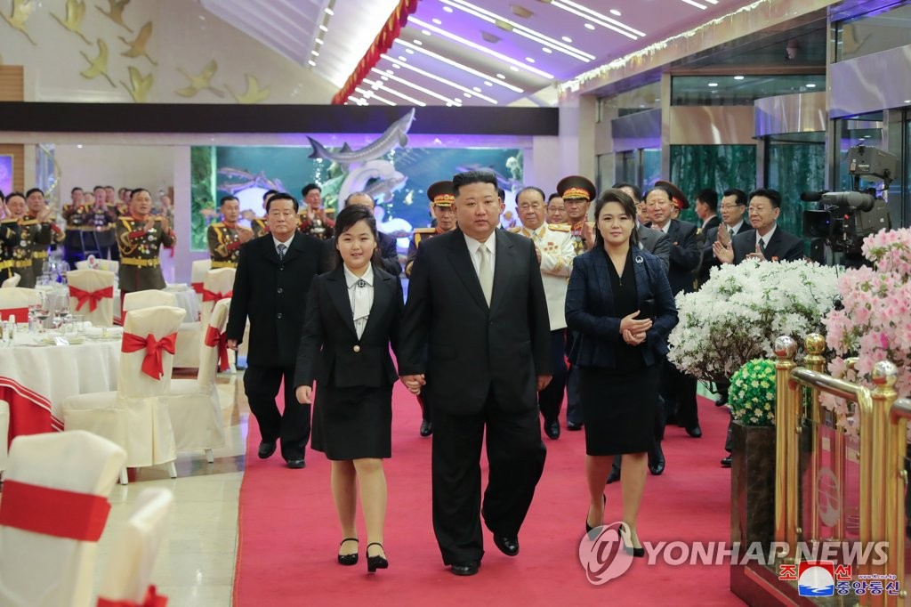 الزعيم الكوري الشمالي يزور الثكنات مع ابنته للاحتفال بالذكرى السنوية لتأسيس الجيش - 2