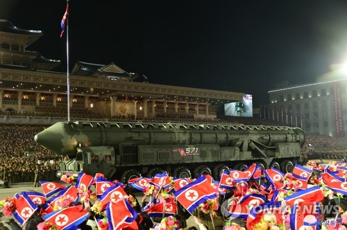 ２月８日、北朝鮮の軍事パレードに登場した新兵器。固体燃料式のＩＣＢＭとみられる＝（朝鮮中央通信＝聯合ニュース）≪転載・転用禁止≫