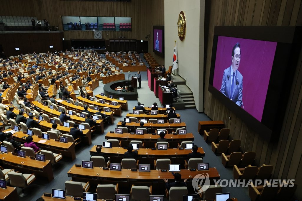 El líder parlamentario del principal opositor Partido Demócrata, Park Hong-keun, habla en la Asamblea Nacional el 13 de febrero de 2023. (Yonhap)