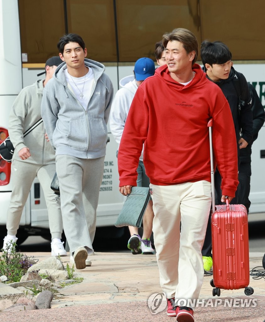 South Korean pitcher Kim Kwang-hyun (R) arrives at Westward Look Wyndham Grand Resort & Spa in Tucson, Arizona, on Feb. 14, 2023, to join the national team training camp for the World Baseball Classic. (Yonhap)