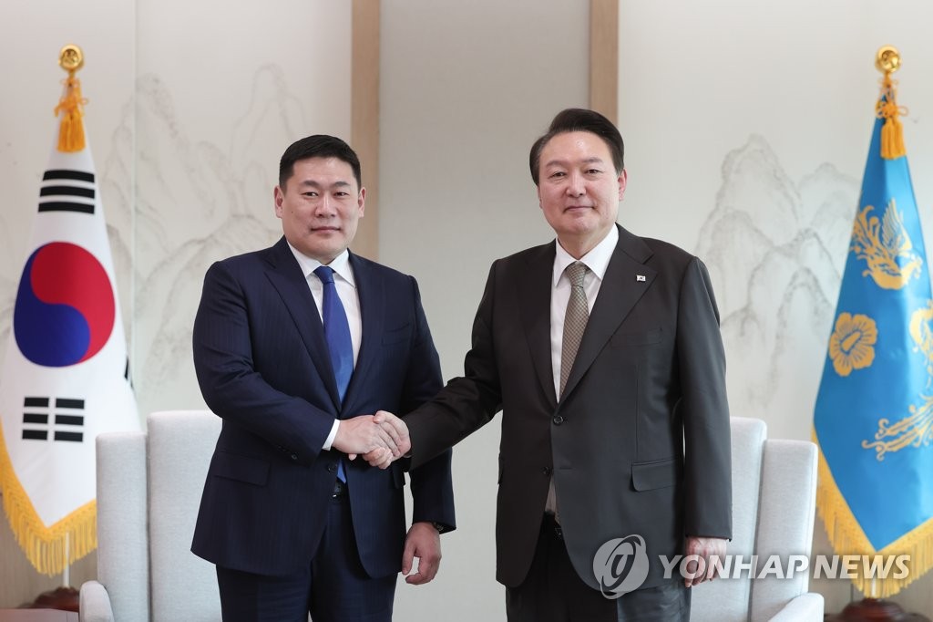 President Yoon Suk Yeol (R) shakes hands with his Mongolian Prime Minister Luvsannamsrai Oyun-Erdene during their meeting at the presidential office in Seoul on Feb. 15, 2023. (Yonhap)