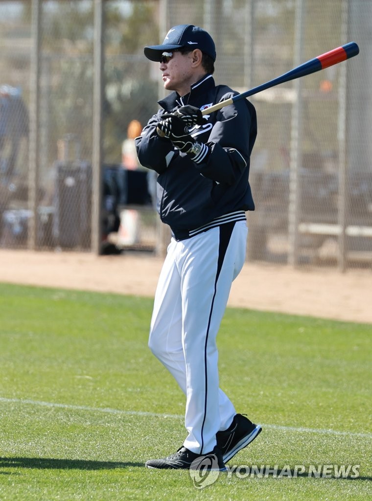 South Korea manager Lee Kang-chul swings a fungo bat during a practice session for the World Baseball Classic at Kino Sports Complex in Tucson, Arizona, on Feb. 15, 2023. (Yonhap)