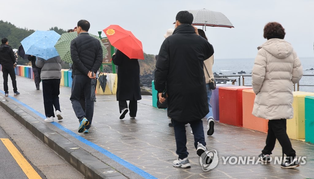 비 오는 날의 제주 바닷가 산책