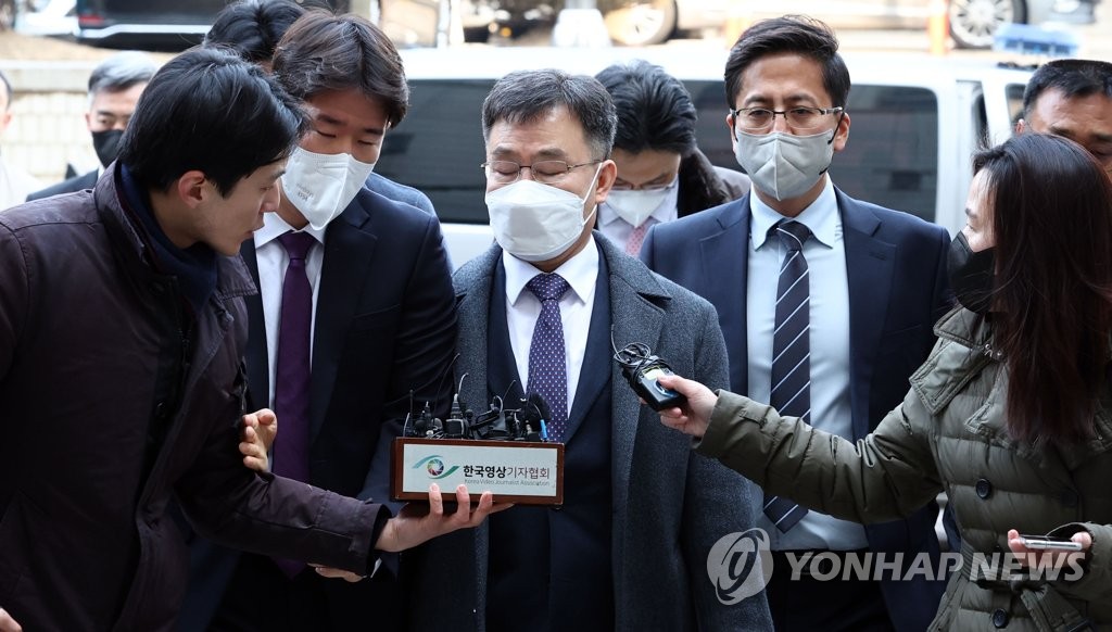 Kim Man-bae, a key figure in a high-profile development corruption scandal, enters the Seoul Central District Court in the capital for a hearing on Feb. 17, 2023. (Yonhap)