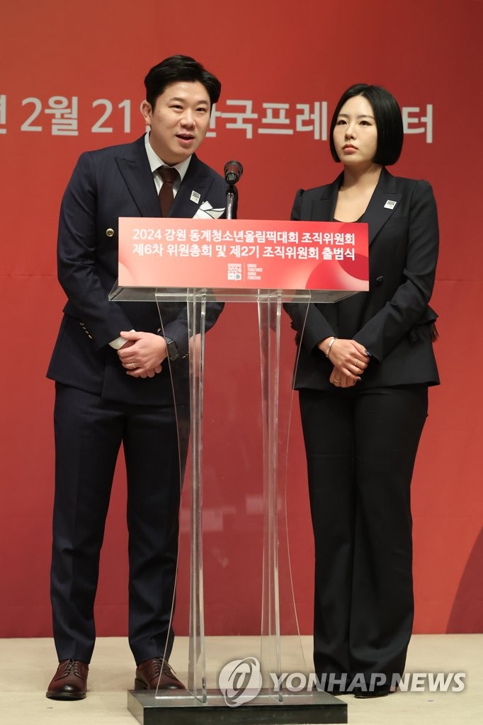South Korean Olympic shooting champion Jin Jong-oh (L) and Olympic speed skating champion Lee Sang-hwa speak with reporters after being named co-heads of the organizing committee for the 2024 Gangwon Winter Youth Olympics in a ceremony in Seoul on Feb. 21, 2023. (Yonhap)