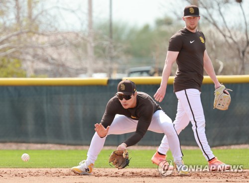 08th Feb, 2021. Padres-bound S. Korean infielder meets press South Korean  infielder Kim Ha-seong poses in a San Diego Padres uniform during a press  conference at a Seoul hotel on Feb. 8