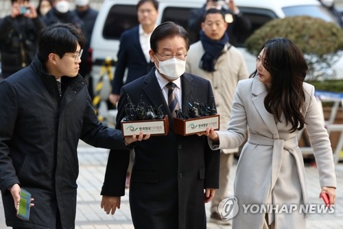 이재명, 첫 재판 출석…'김문기 몰랐나' 질문에 묵묵부답
