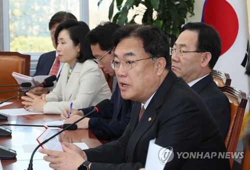발언하는 정진석 비대위원장