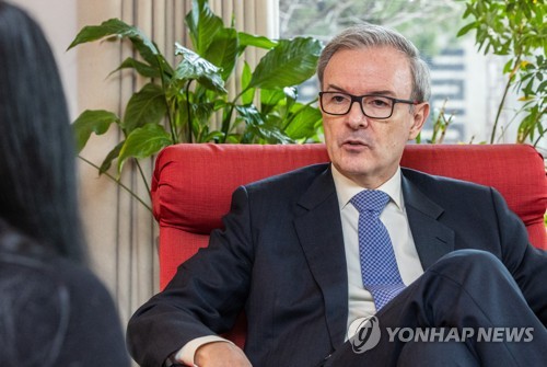 El embajador español ante Corea del Sur, Guillermo Kirkpatrick de la Vega, habla durante una entrevista con la Agencia de Noticias Yonhap, concedida el 3 de marzo de 2023, en su residencia, en Seúl.