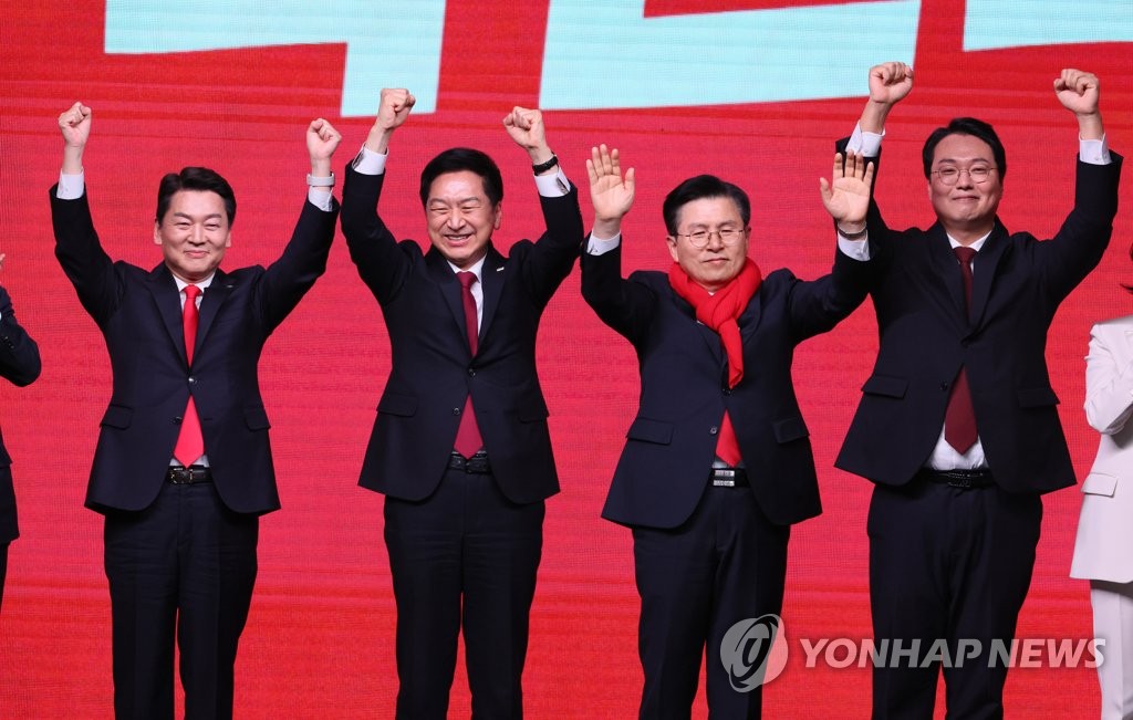 The final candidates for the new ruling People Power Party leader pose during a national convention held at the KINTEX exhibition center in Goyang, just northwest of Seoul, on March 8, 2023. They are (from L to R) Reps. Ahn Cheol-soo and Kim Gi-hyeon, and former Prime Minister Hwang Kyo-ahn and lawyer Chun Ha-ram. (Yonhap)