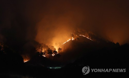 الرئيس «يون» يأمر ببذل جهود شاملة لسرعة إخماد حرائق الغابات في «هابتشون»‏