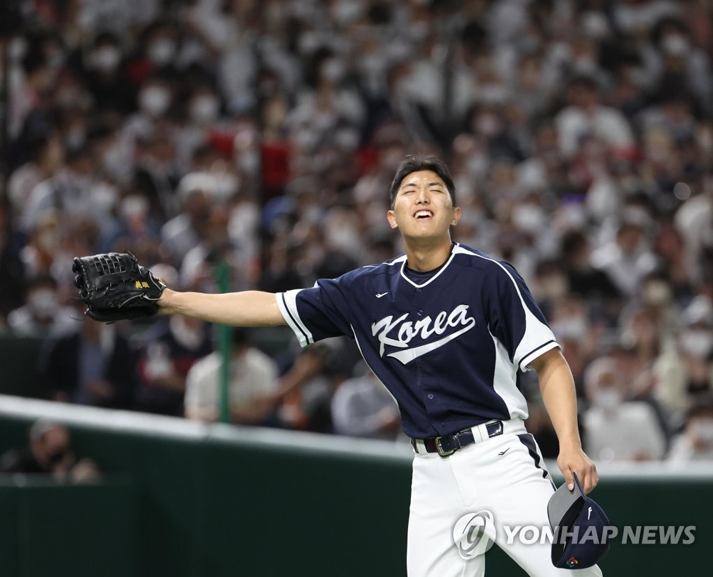 Lee Eui-lee of South Korea reacts to a wild pitch thrown against Japan during the bottom of the seventh inning of a Pool B game at the World Baseball Classic at Tokyo Dome in Tokyo on March 10, 2023. (Yonhap)