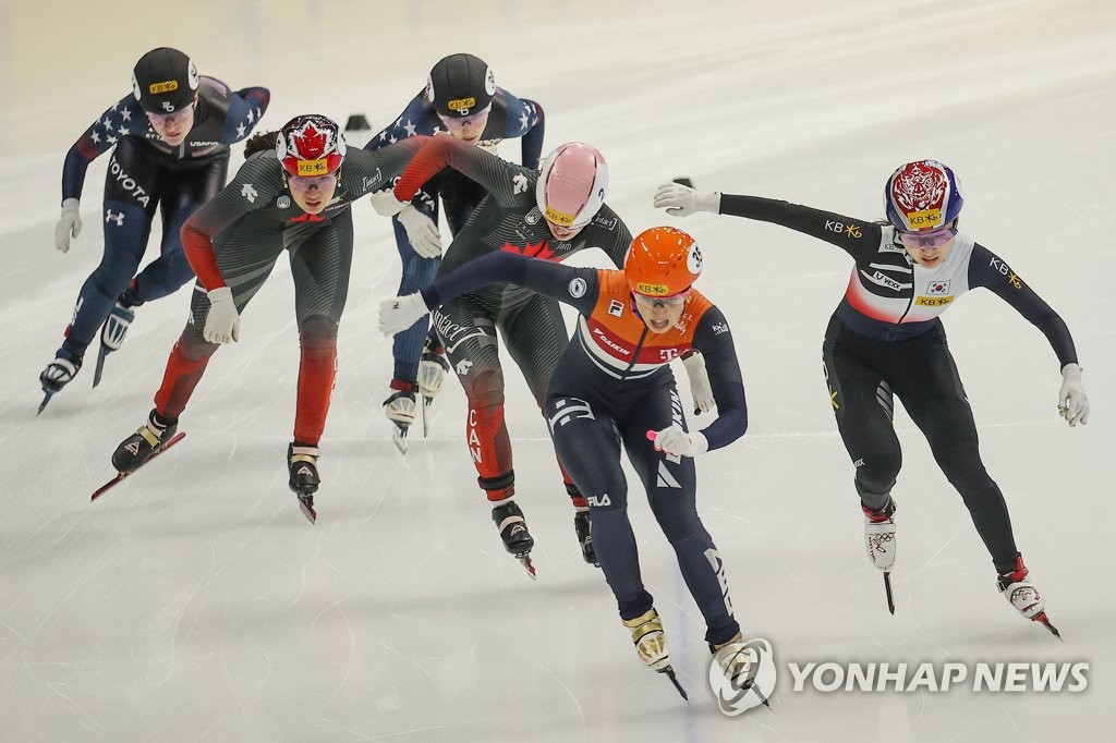 Choi Min-jeong (R) finishes off second in the women's 1,500 meter finals of the 2023 KB Financial Group ISU World Short Track Speed Skating Championships held at Mokdong Ice Rink in western Seoul on March 11, 2023. (Yonhap)