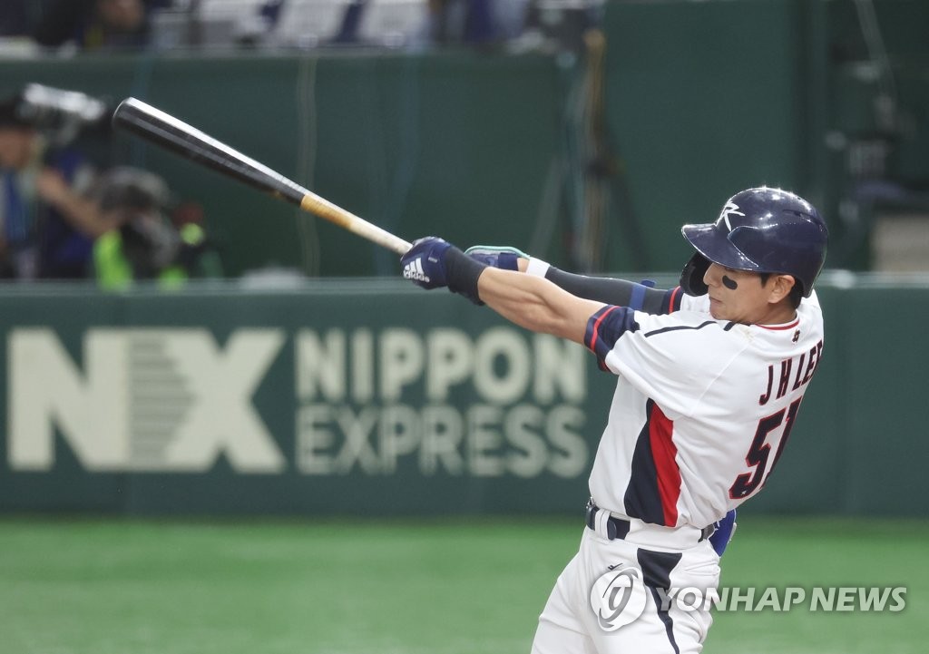 Lee Jong-ho z Jižní Koreje hraje singl RBI proti České republice během první spodní směny zápasu dvou týmů skupiny B na World Baseball Classic v Tokyo Dome v Tokiu 12. března 2023.