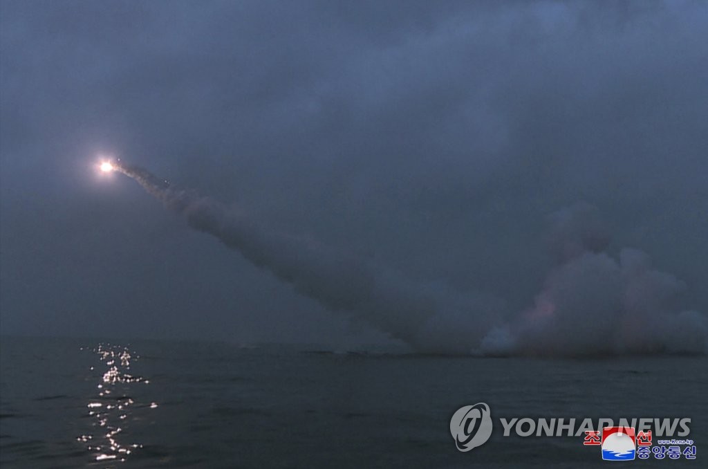 북한, 잠수함서 전략순항미사일 2기 발사