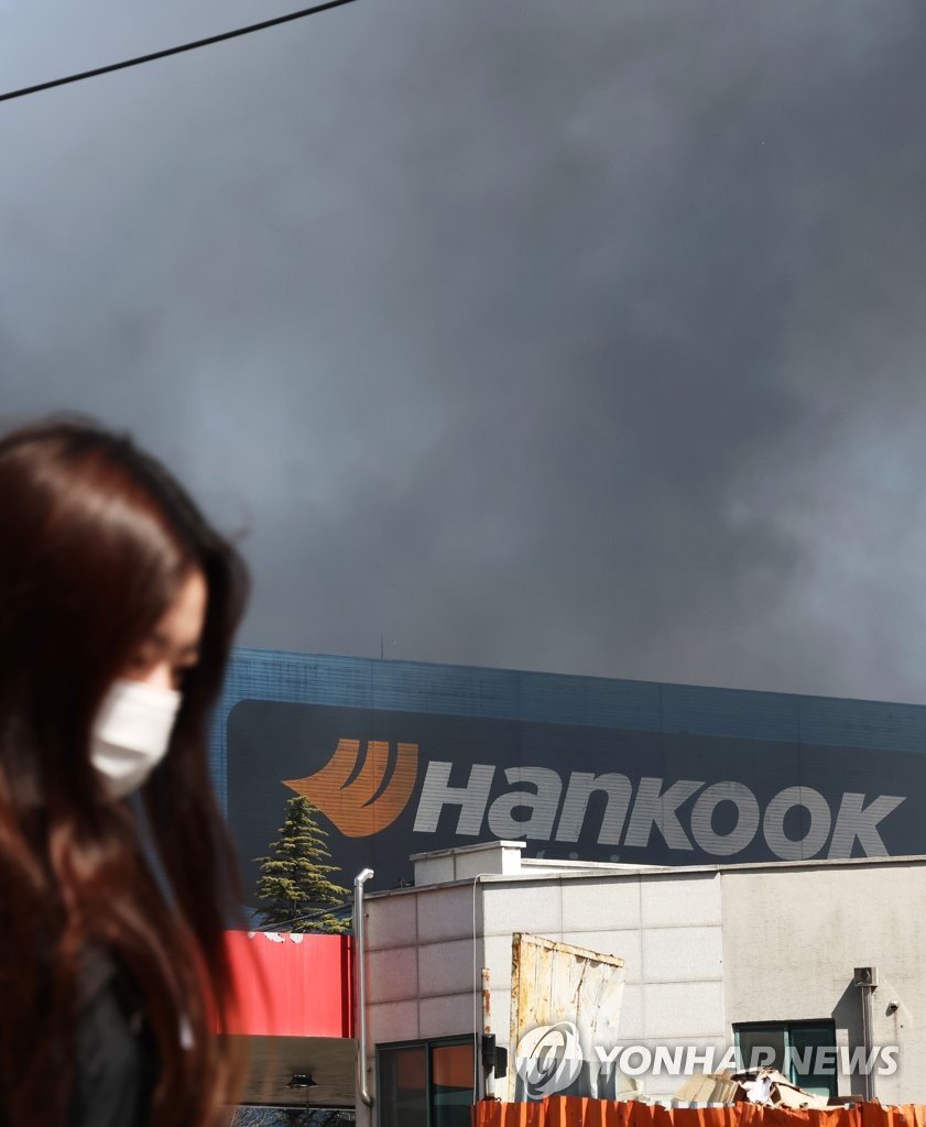 (LEAD) Hankook Tire Q1 net falls 15 pct on one-off costs