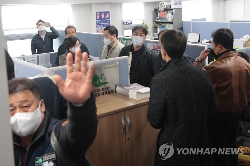 A police raid is under way at a Mapo office of the Korean Construction Workers' Union (KCWU) on March 14, 2023. (Yonhap)