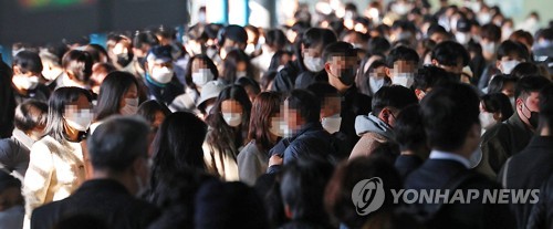 كوريا الجنوبية ترفع إلزامية ارتداء الكمامات في وسائل النقل العام اعتبارا من اليوم - 2