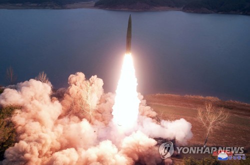 (LEAD) La Corée du Nord tire un missile balistique non identifié vers la mer de l'Est