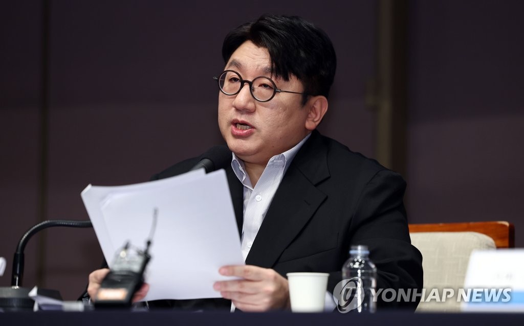 Bang Si-hyuk, founder and chairman of K-pop powerhouse Hybe that manages BTS, speaks during a debate forum hosted by the Kwanhun Club, an association of senior journalists, at the Press Center in Seoul on March 15, 2023. (Yonhap)