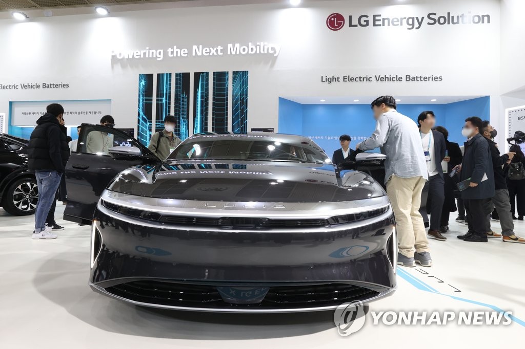 배터리 산업 전시회 '인터배터리 2023'에 전시된 LG에너지솔루션 배터리 장착 전기차.[연합뉴스 자료사진]