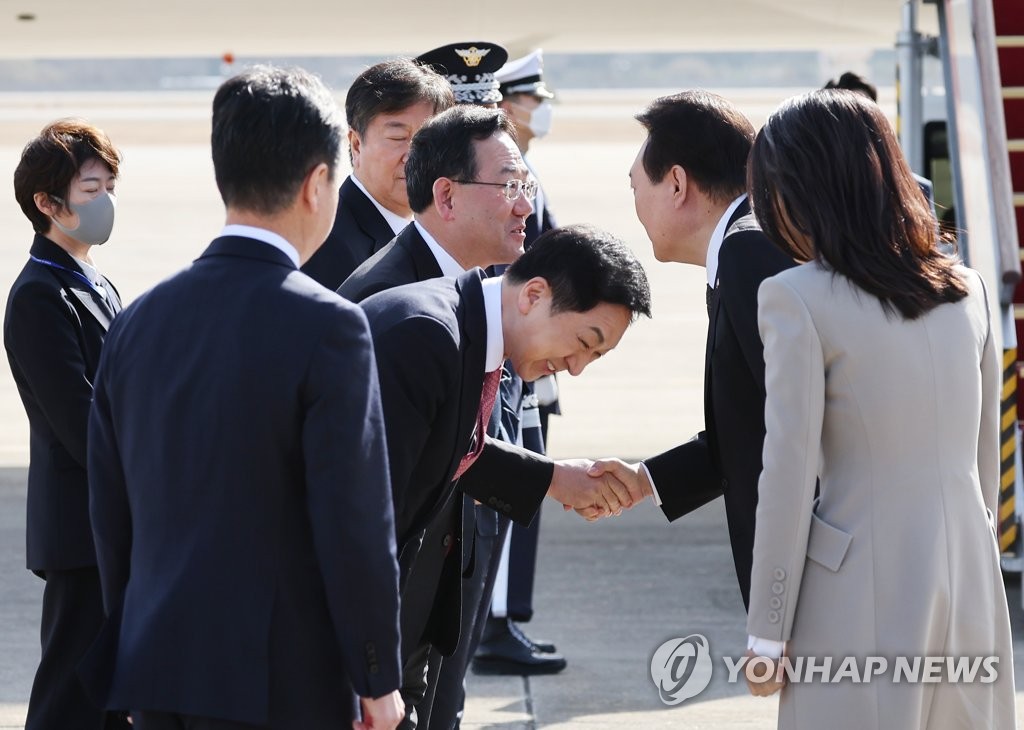 국민의힘 주호영 원내대표 환송받는 윤석열 대통령