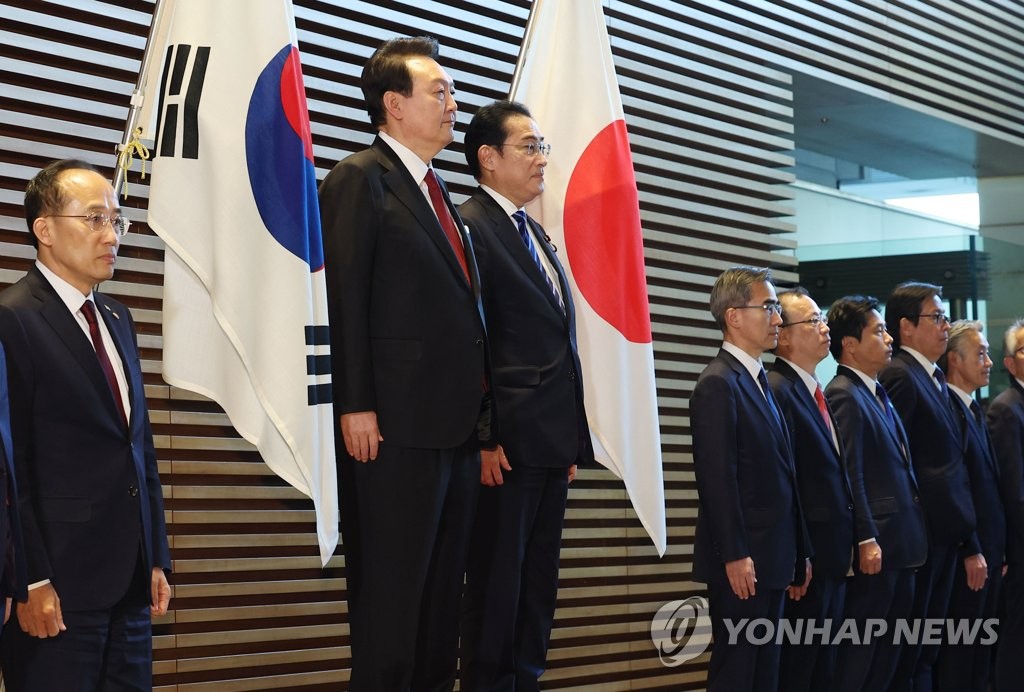 South Korean President Yoon Suk Yeol (2nd from L) and Japanese Prime Minister Fumio Kishida (3rd from L) inspect an honor guard prior to their summit talks at the latter's residence in Tokyo on March 16, 2023. Earlier in the day, Yoon began a two-day trip to Japan to put strained relations back on track. (Yonhap)