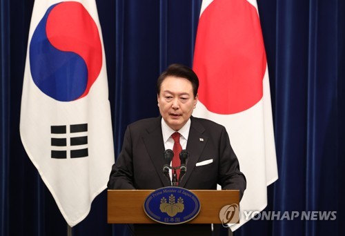 Le président Yoon Suk Yeol répond aux questions de journalistes lors d'une conférence de presse conjointe tenue à l'issue du sommet avec le Premier ministre japonais Fumio Kishida à la résidence de ce dernier à Tokyo, le jeudi 16 mars 2023. 