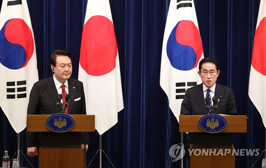 Japanese Prime Minister Fumio Kishida (R) speaks during a joint news conference with President Yoon Suk Yeol after their summit in Tokyo on March 16, 2023. (Yonhap)