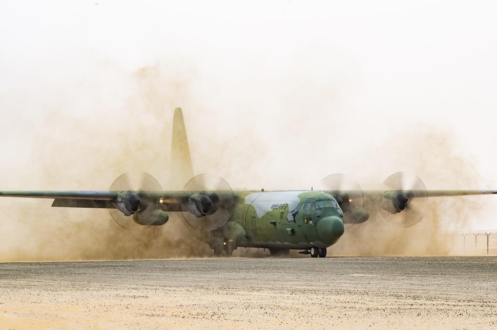 A South Korean C-130 transport aircraft taxis on an unpaved runway during the multinational Desert Flag exercise held in the United Arab Emirates from Feb. 26 to March 17, 2023, in this photo provided by the Air Force on March 17. (PHOTO NOT FOR SALE) (Yonhap)