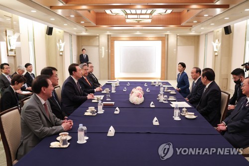 菅氏（右手前から３人目）と面会した尹大統領（左手前から３人目）＝１７日、東京（聯合ニュース）