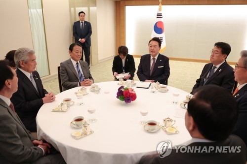 الرئيس «يون» يلتقي بالقادة السياسيين اليابانيين ويعرب عن أمله في تعزيز التعاون - 1