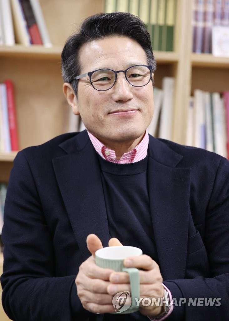 인터뷰 하는 정병국 한국문화예술위원회 위원장