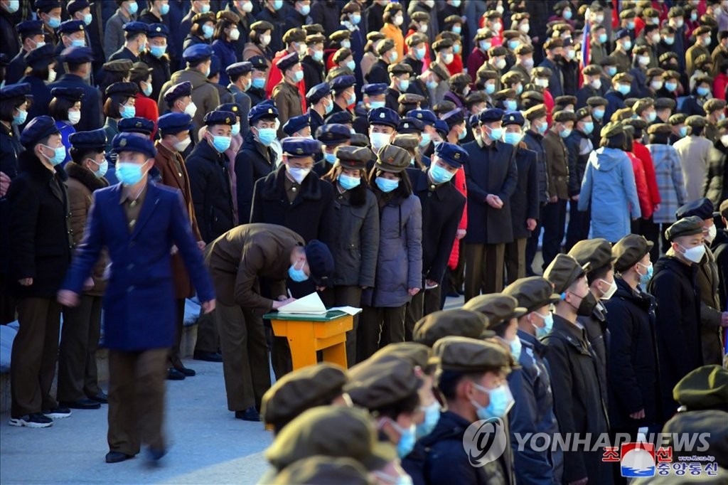 كوريون شماليون يوقعون للانضمام للجيش