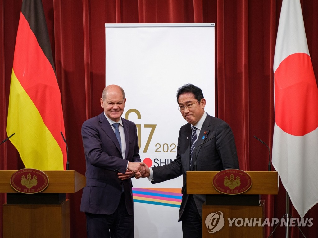 회담 후 악수하는 숄츠 독일 총리·기시다 일본 총리