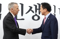 PPP leader discusses N.K. threats, economic issues with U.S. ambassador