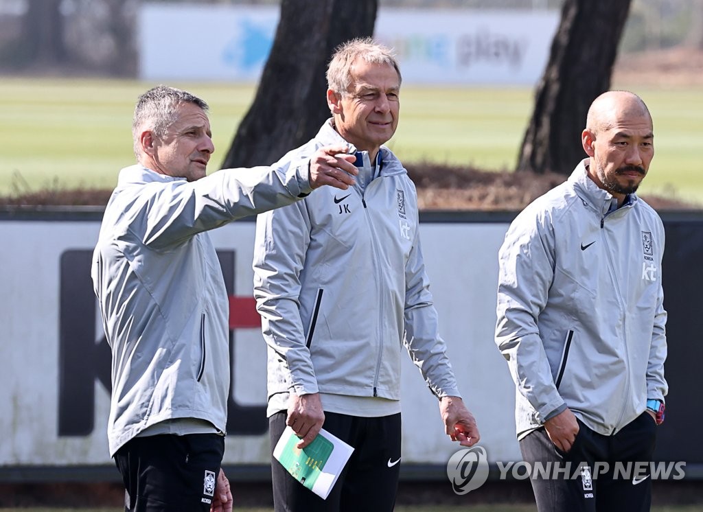 South Korea head coach Jurgen Klinsmann (C) watches his players during a training session at the National Football Center in Paju, some 30 kilometers northwest of Seoul, on March 21, 2023. (Yonhap)