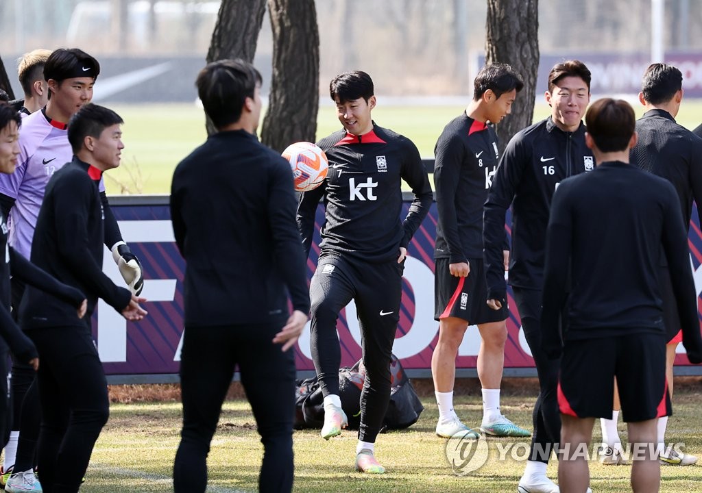 한국 미드필더 손흥민(가운데)이 2023년 3월 21일 서울에서 북서쪽으로 30km 떨어진 바주 국가대표축구센터에서 훈련을 준비하고 있다.  (연합)